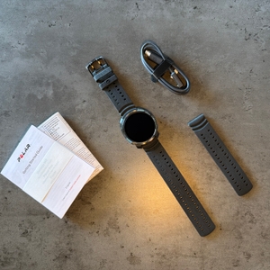 Der Lieferumfang der Polar Vantage M3 liegt auf einem Tisch