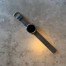 Die Polar Vantage M3 liegt auf einem Tisch