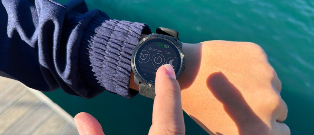 Ein Finger wischt durch das Menü der Polar Vantage M3