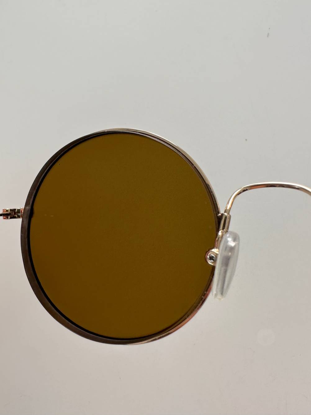 Nahaufnahme eines Glases von Innen einer polarisierte Sonnenbrille im Test.