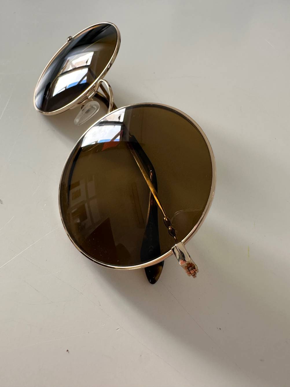 Polarisierte Sonnenbrille getestet: Nahaufnahme eines Glases von vorne auf einer hellen Fläche.