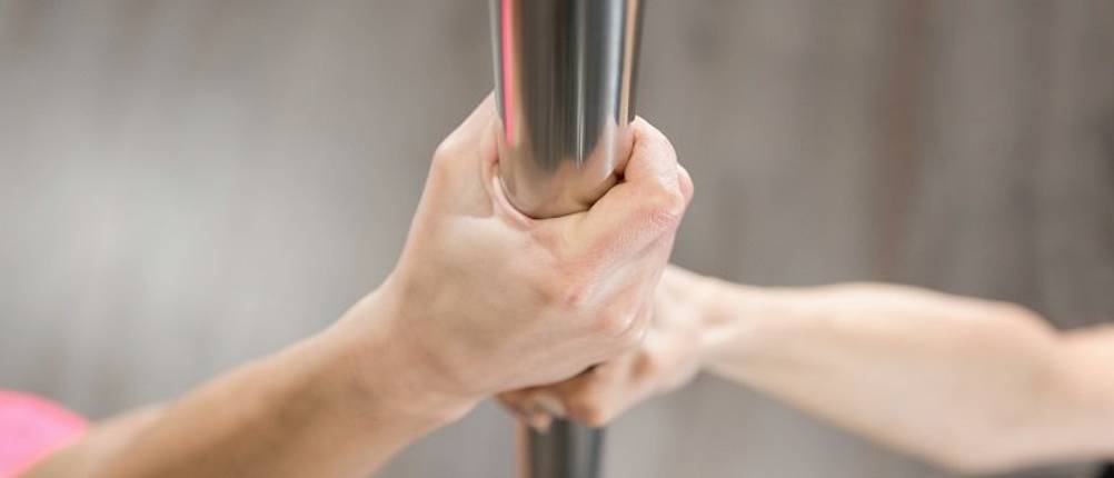 pole-dance-stange-aufbauen.