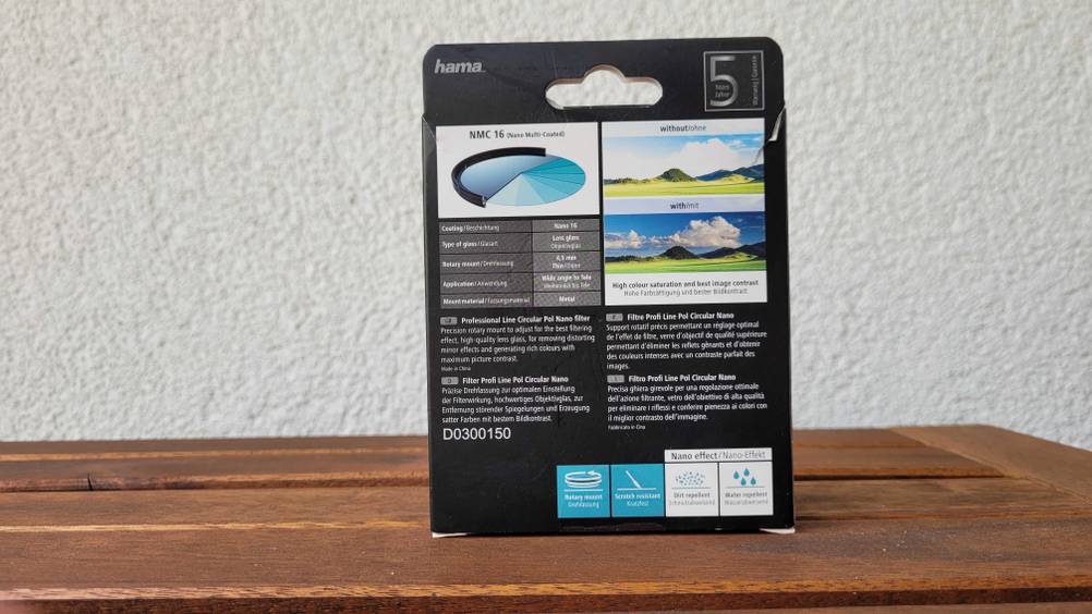 Polfilter getestet: Rückseite einer Verpackung vor einer hellen Wand.