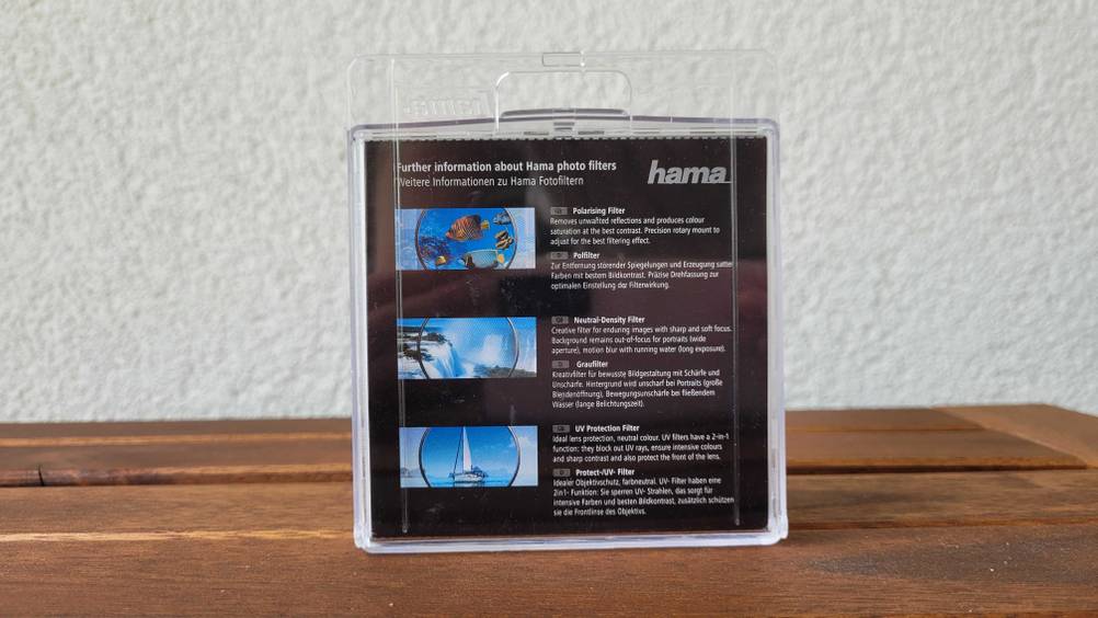 Rückseite einer Originalverpackung eines getesteten Polfilters auf einem Holztisch.