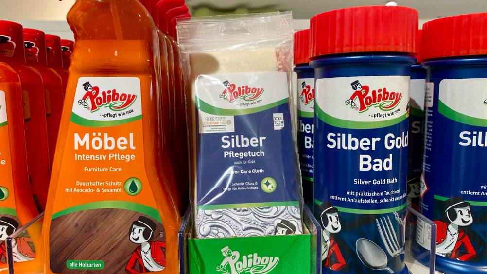 Polyboy Silberputztuch im Test befindet sich in seiner Originalverpackung zwischen anderen Pflegeprodukten in einem Verkaufsregal.