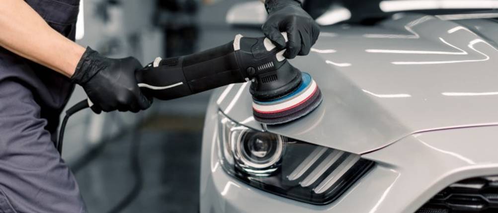 FLEX-Poliermaschine im Test: Eine Poliermaschine wird am Autolack angewendet