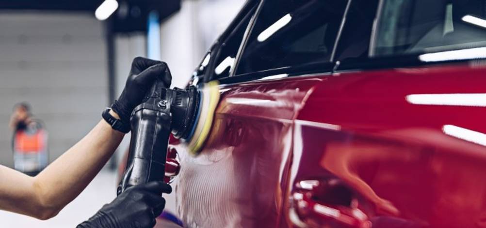 FLEX-Poliermaschine im Test: Poliermaschine wird am Autolack angewendet