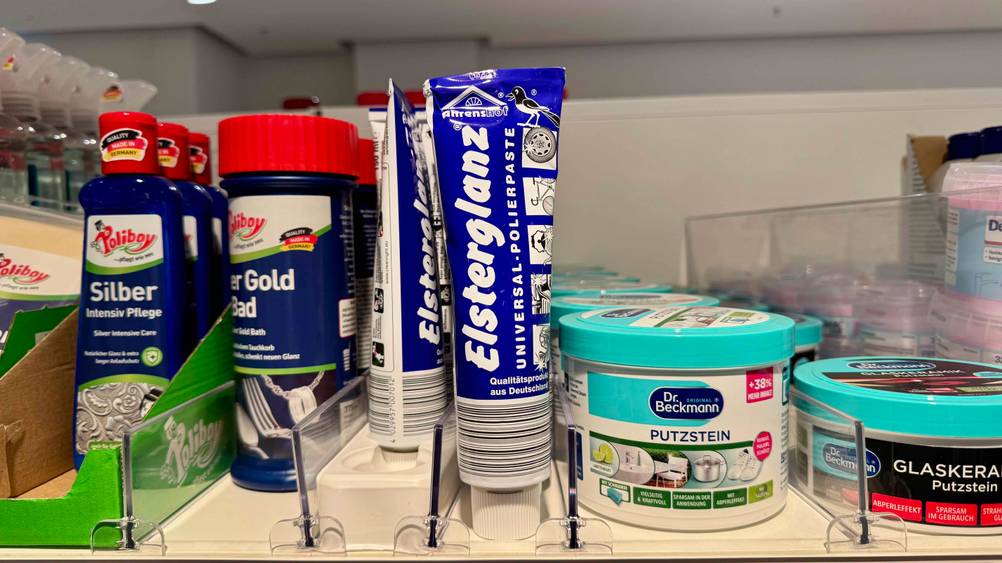 Mehrere Tuben der getesteten Polierpaste stehen neben anderen Produkten in einem Verkaufsregal.