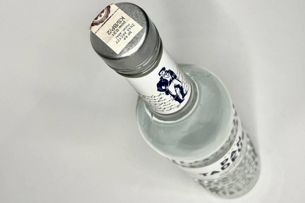 Polnischer Wodka im Test: Deckel von einer Glasflasche. 