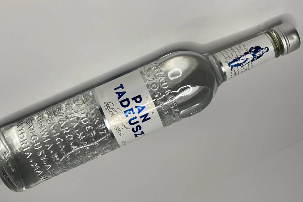 Getesteter polnischer Wodka befindet sich in einer Glasflasche. 