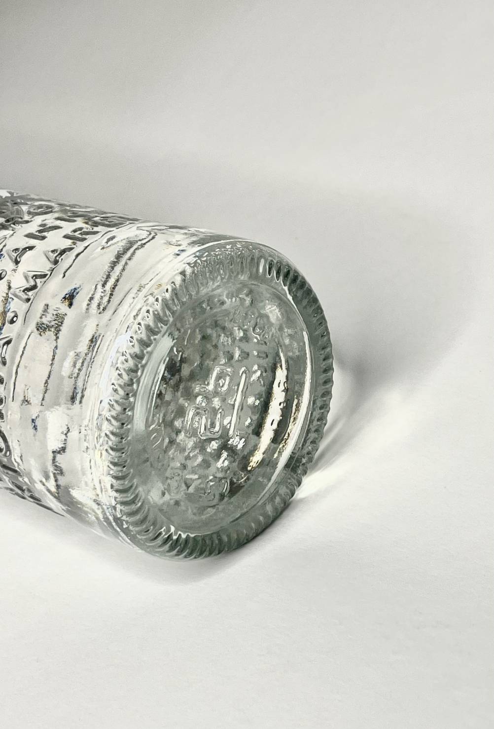 Polnischer Wodka im Test: Wodkaflasche liegt auf dem Boden. 