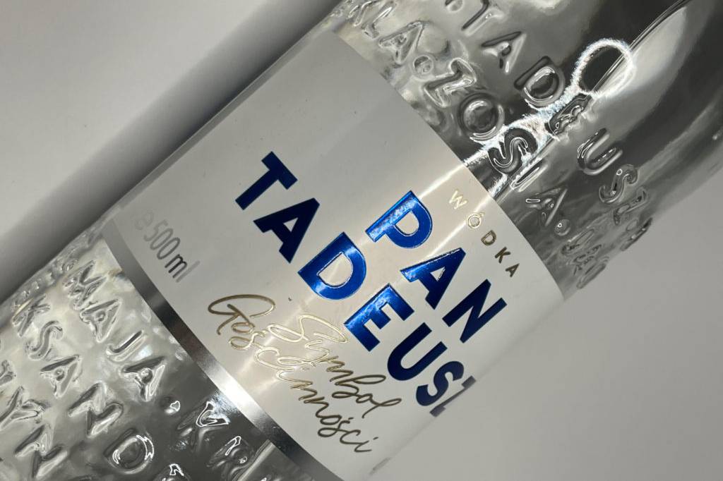 Eine Glasflasche getesteter polnischer Wodka.