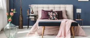 Polsterbett-Test: Ein dezentes Polsterbett mit Akzenten in Rosa.