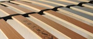 Polsterbett-Test: Nahaufnahme eines Holz-Lattenrostes.