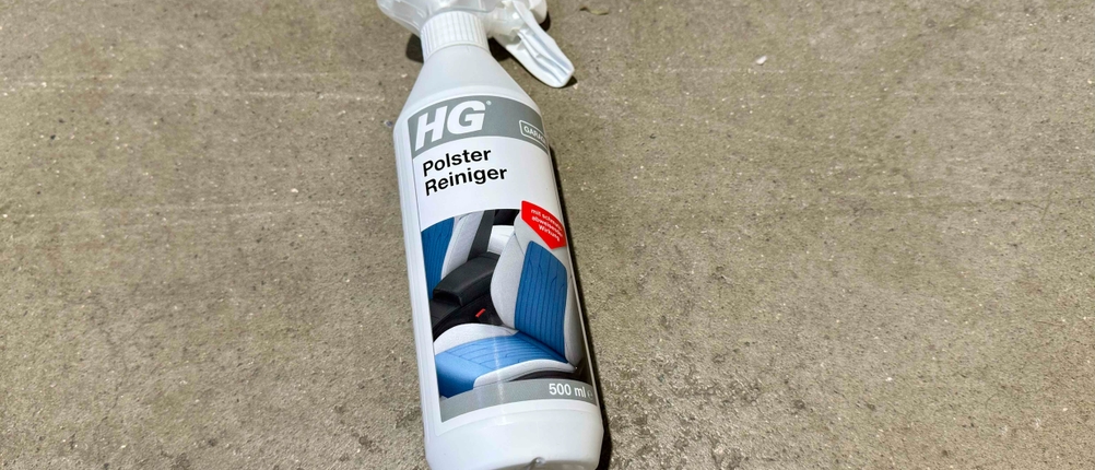 Polsterreiniger getestet: Eine Flasche liegt auf einem Betonboden.
