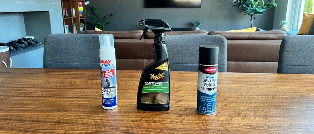 Alle drei Reiniger stehen auf einem Tisch.