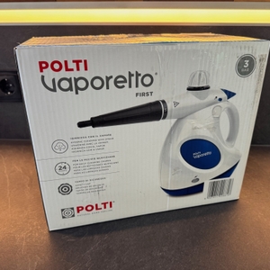 Der Karton des POLTI FIRST PGEU0011 steht auf einer Küchenarbeitsplatte