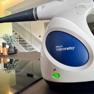 Das Logo des POLTI FIRST PGEU0011 in Nahaufnahme