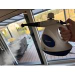 Der POLTI FIRST PGEU0011 dampft in die Luft, während er von einer Hand gehalten wird