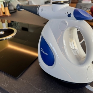 Der POLTI FIRST PGEU0011 steht neben einem Herd