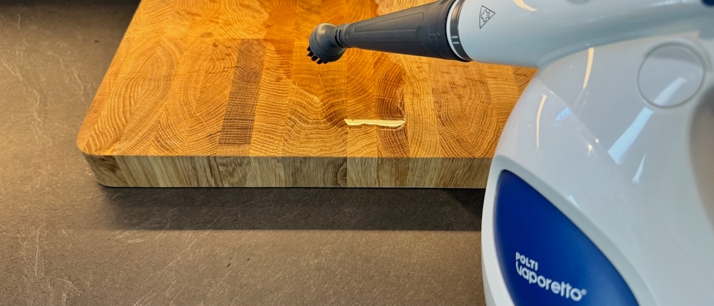 Der POLTI FIRST PGEU0011 vor einem nassen Holzbrett