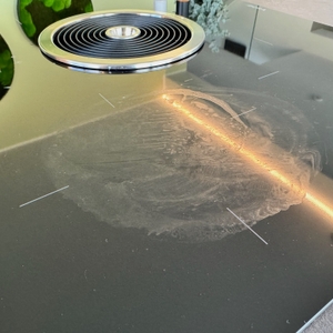 Ein getrockneter Fleck auf einem Herd