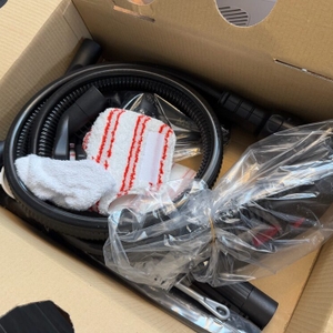 Geöffneter Karton des Polti Vaporetto Lecoaspira mit Einzelteilen