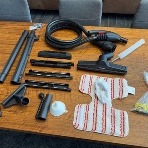 Zubehör des Polti Vaporetto Lecoaspira liegt auf dem Tisch