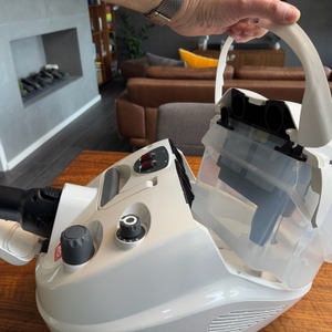 Wasserbehälter wird beim Polti Vaporetto Lecoaspira entnommen