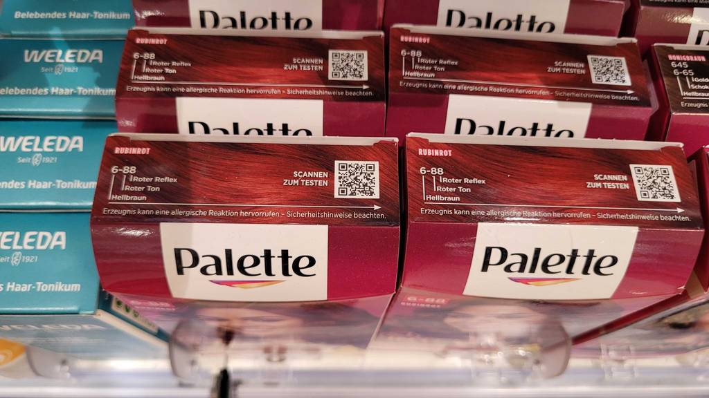 Im Test: Eine rote Haarfarbe in der Verpackung steht in einem Drogeriemarktregal.