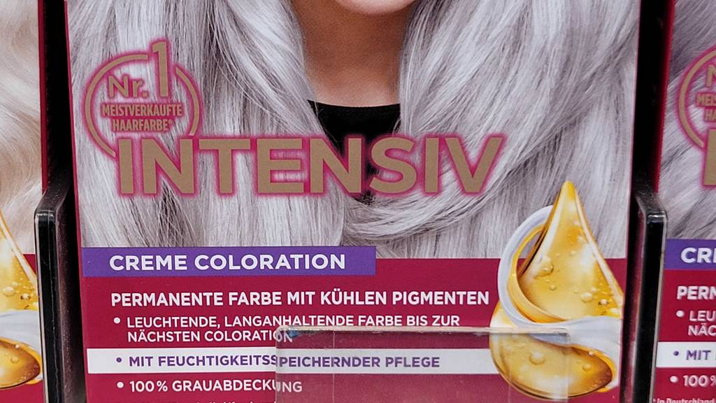 Detailansicht der Verpackung einer Silber-Haarfarbe im Test.
