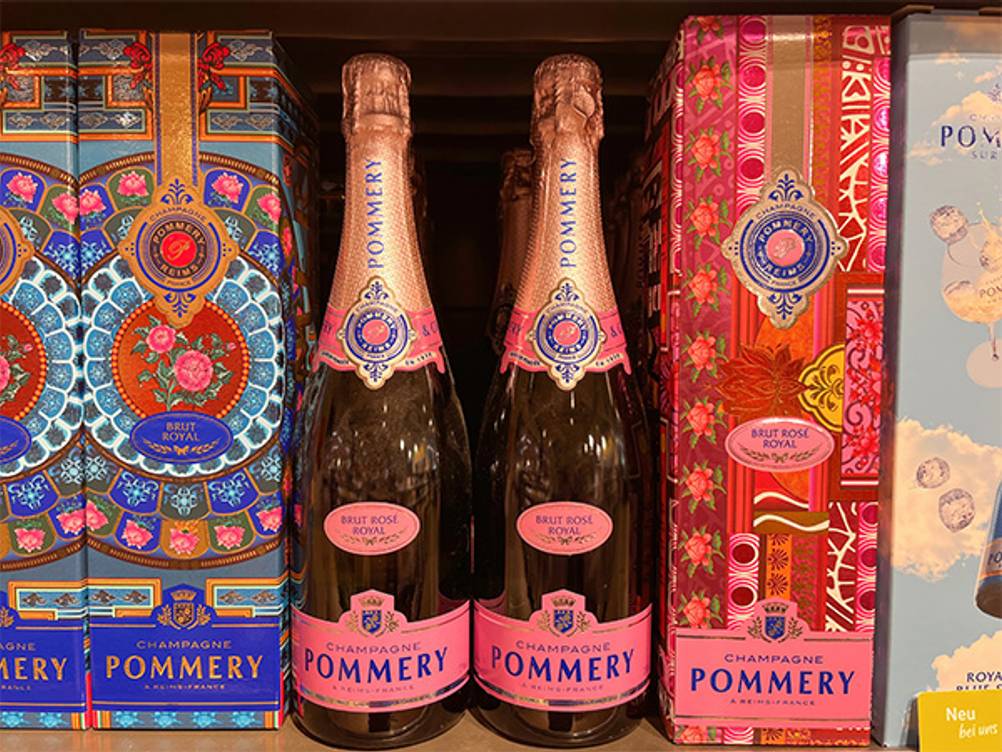 Pommery-Champagner im Test: Ein Verkaufsregal mi verschiedenen Champagner Flaschen von Pommery