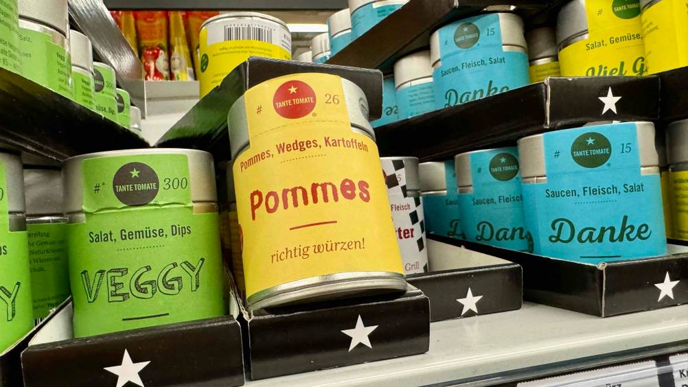 Pommes-Gewürz-Test: Mehrere Dosen in einem Verkaufsregal.