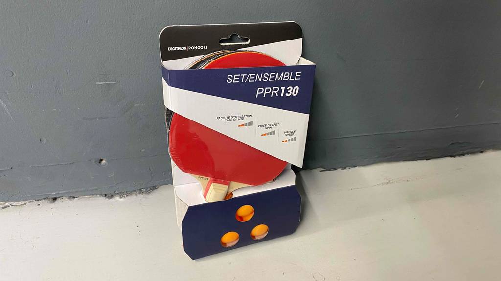 Im Test: Pongori Tischtennisschläger Sets lehnen an grauer Wand.