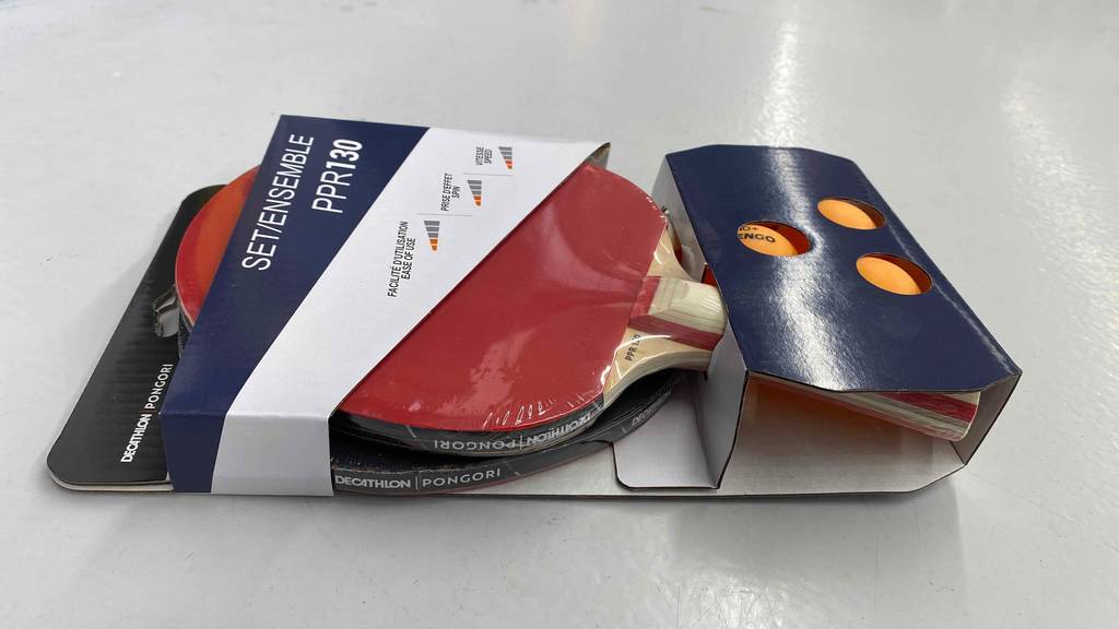 Im Test: Tischtennisschläger Set von Pongori liegt quer auf weißer Fläche.