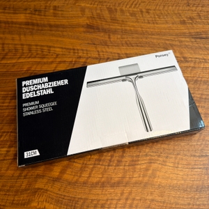 Der Karton vom Ponsey-Badwischer liegt auf einem Tisch