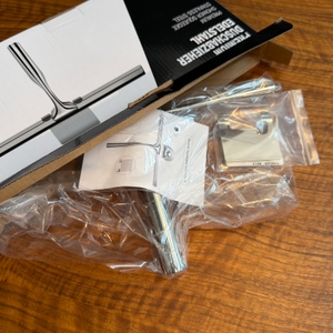 Der Ponsey-Badwischer liegt halb ausgepackt auf einem Tisch