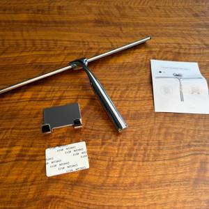 Der Lieferumfang vom Ponsey-Badwischer liegt auf einem Tisch