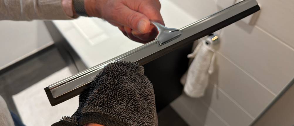 Der Ponsey-Badwischer wird mit einem Lappen gereinigt