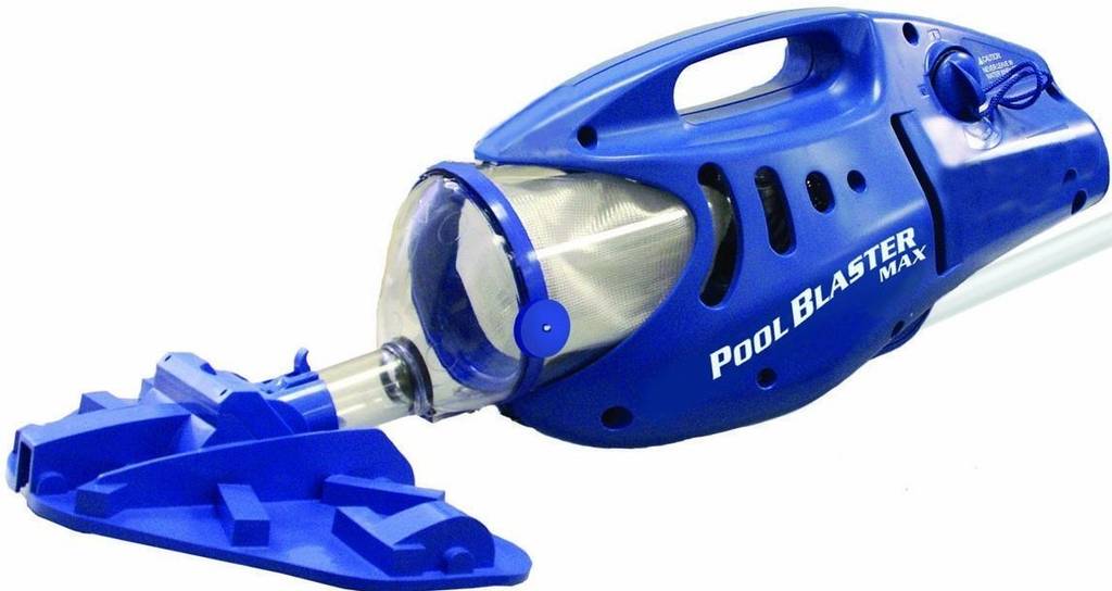 Der Pool Blaster Max ist ein Gerät mit integrierter Pumpe, das von Hand bedient wird.