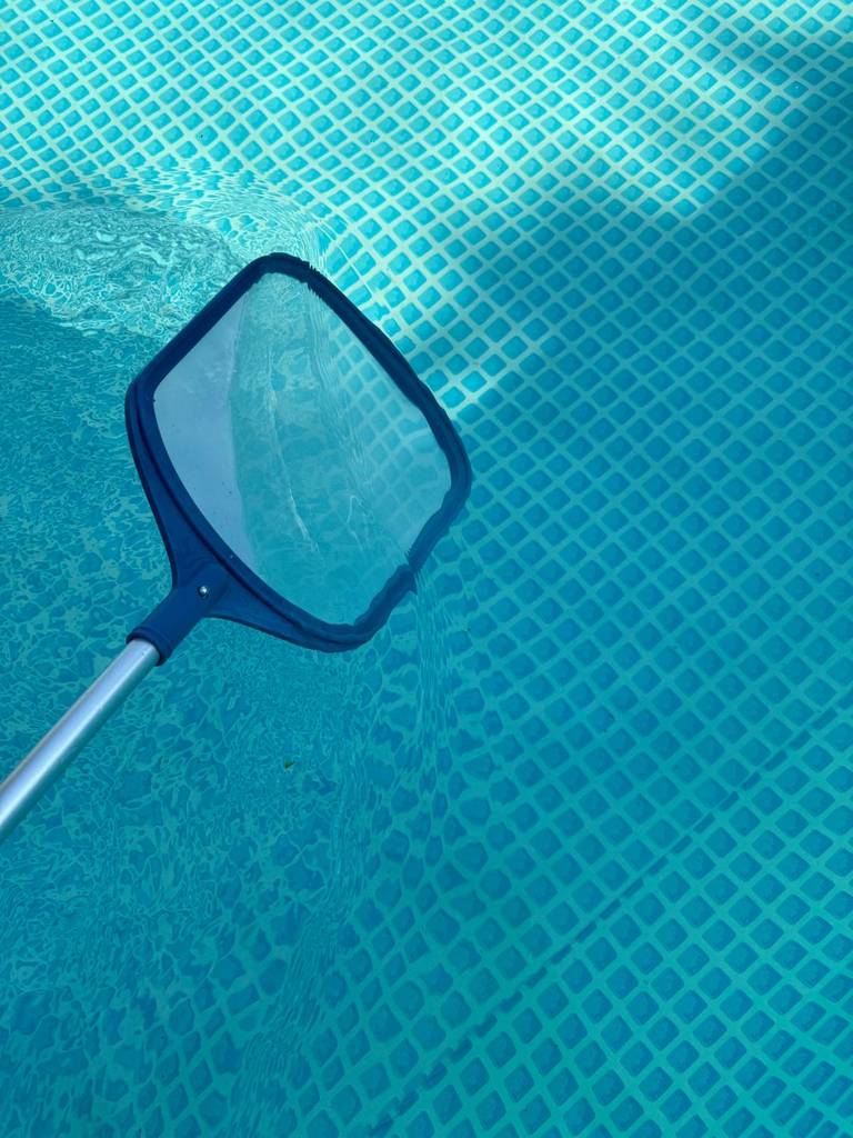 Pool-Kescher-Test: ein Pool-Kescher im Wasser.