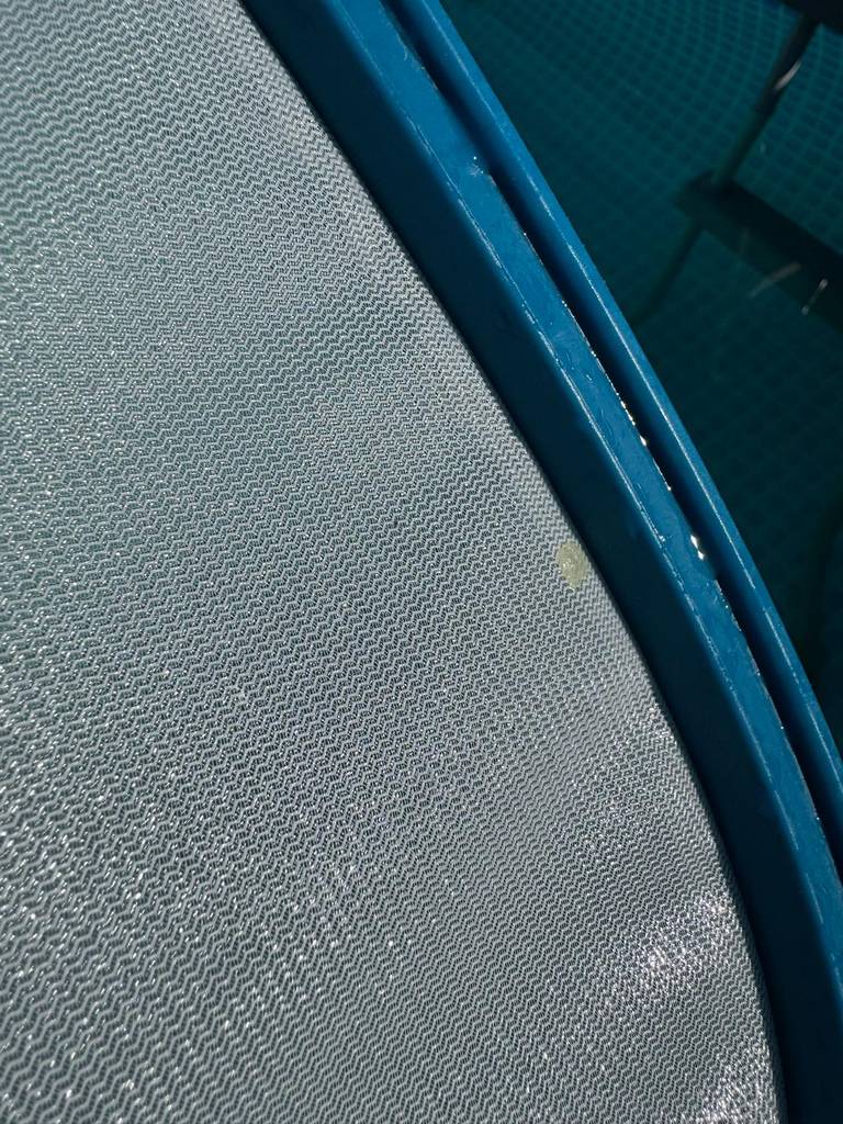 Pool-Kescher im Test: Detailansicht des Netzmaterials eines Pool-Keschers.