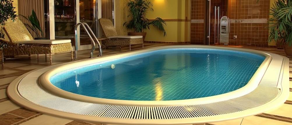 Ovaler Pool innen in einem Spa im Test.