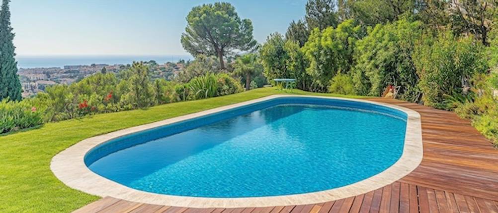 Ovaler Pool im Test: Ovaler Pool auf einer Terrasse mit Blick über eine Landschaft.