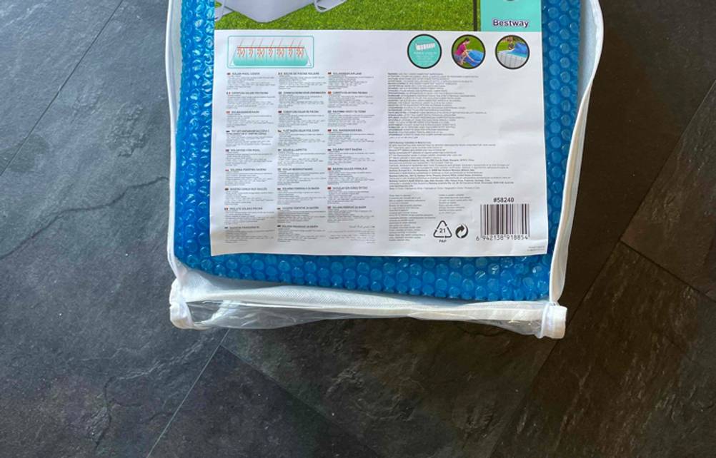 Nahaufnahme der Informationen auf der Vorderseite der Verpackung einer Poolabdeckung im Test.