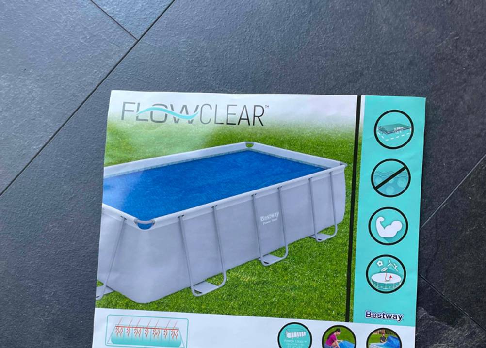 Nahaufnahme der Vorderseite der Verpackung einer getesteten Poolabdeckung mit Grafiken.