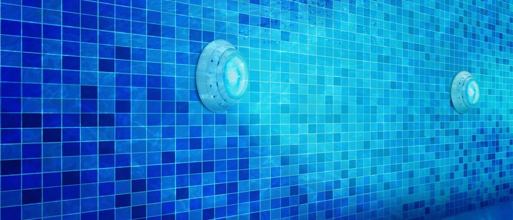 Poolbeleuchtung-Test: Ein blauer Fliesenpool unter Wasser mit zwei Runden Unterwasser-Scheinwerfern.