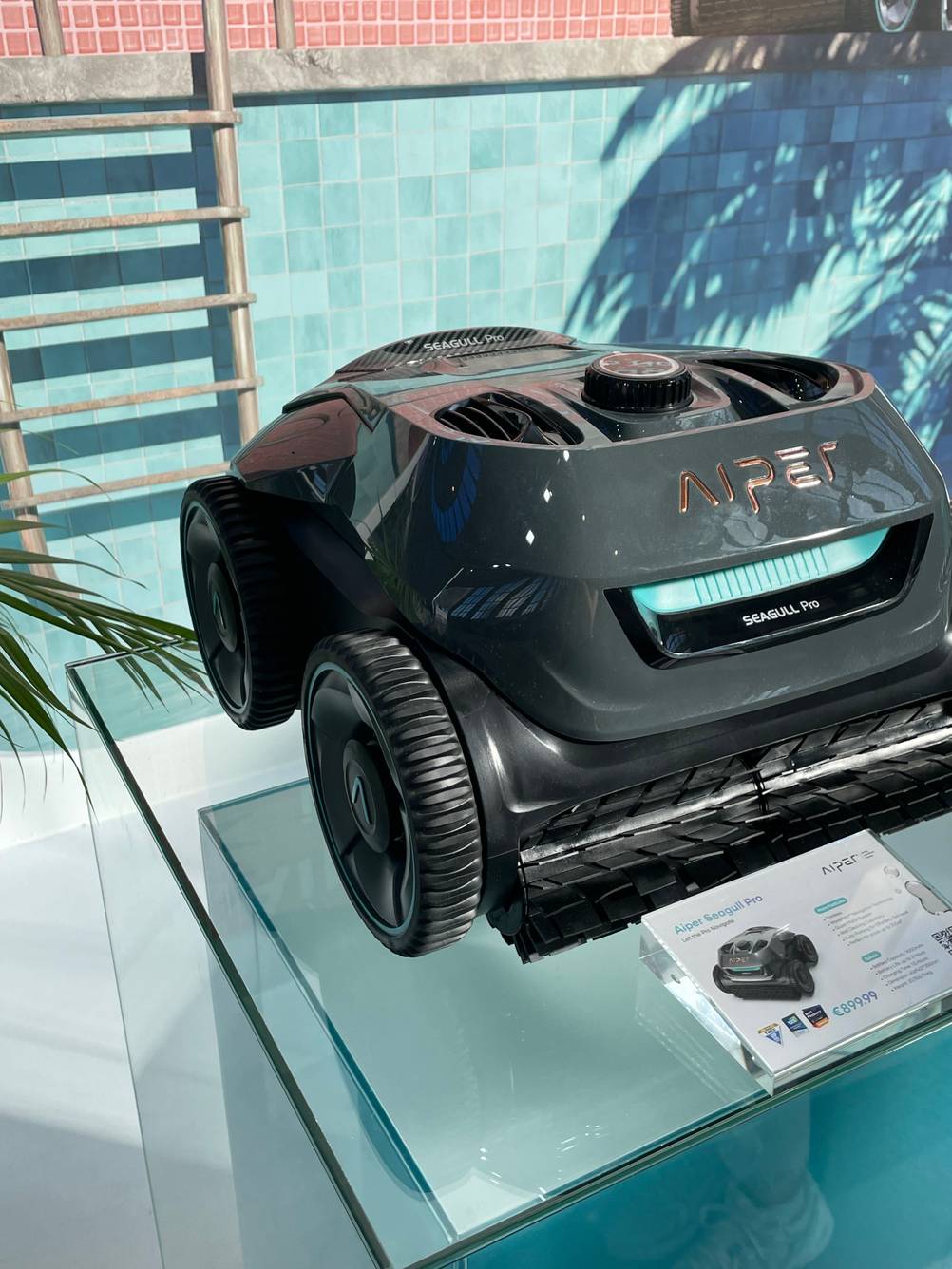 Getesteter Poolroboter befindet sich auf einer Glasfläche. 