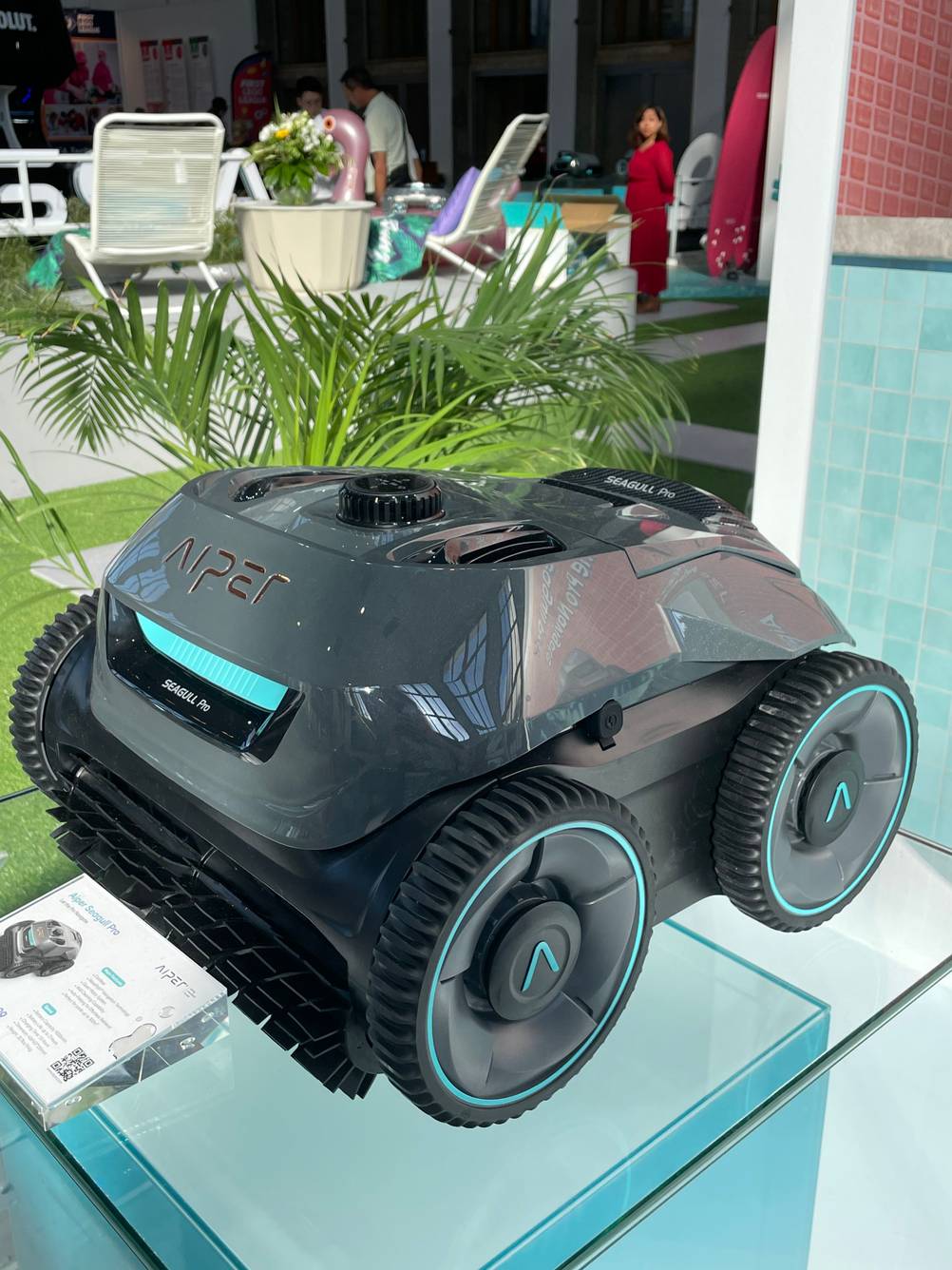 Getesteter Poolroboter befindet sich auf einer Glasfläche.