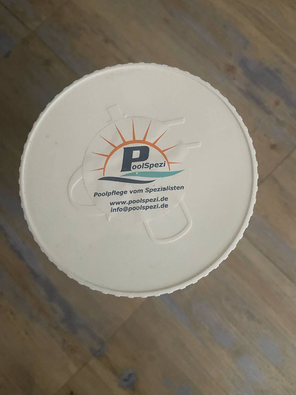 Poolsalz-Test: Nahaufnahme des Deckels mit Logo von oben.
